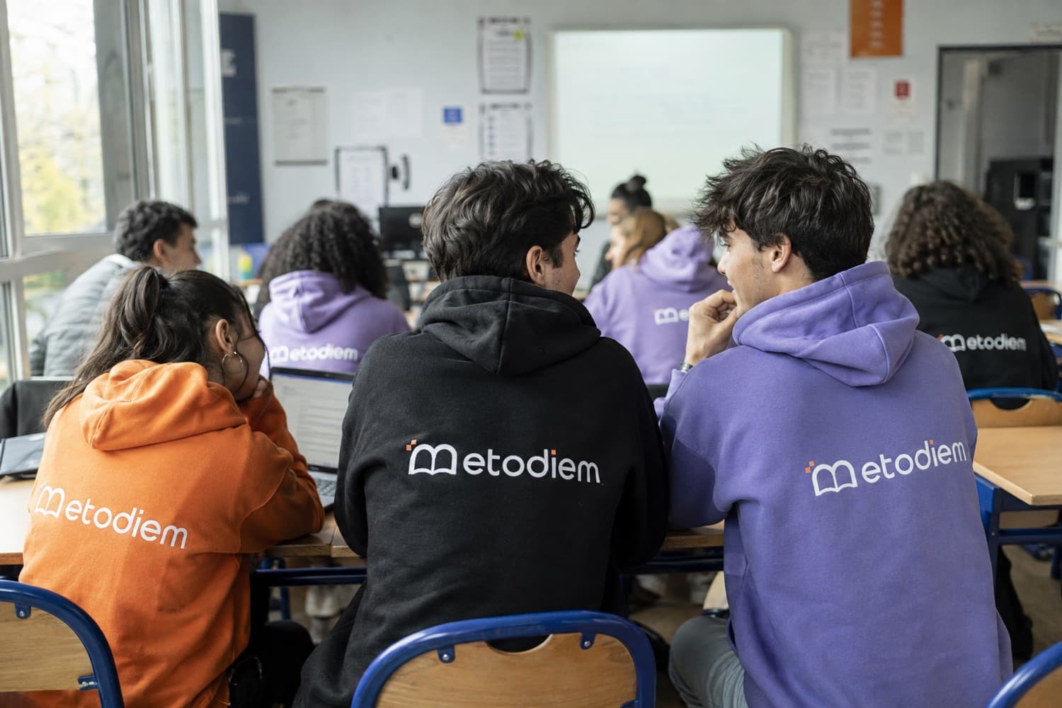 Des membres de l'équipe Metodiem, en sweat à l'effigie du projet, pendant une session en établissement.