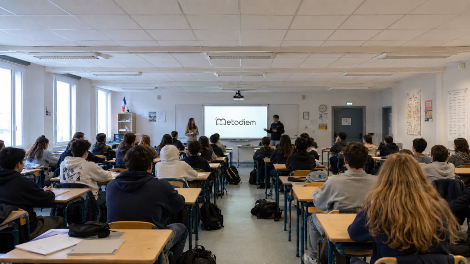 Une classe de lycée pendant une session Metodiem, le logo projeté au tableau.